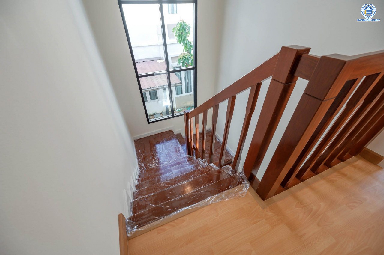 บ้านมือสองตกแต่งใหม่ โครงการ รติรมย์ ฟิฟท์ ราชพฤกษ์-ปิ่นเกล้า หลังมุม เนื้อที่ 57.5 ตร.ว. ฟังก์ชัน 3 ห้องนอน 3 ห้องน้ำ 2 ที่จอดรถ บรรยากาศเป็นส่วนตัว บนทำเลยอดนิยม เชื่อมต่อถนนสวนผัก, ถนนราชพฤกษ์, ถนนบางกรวย-ไทรน้อย ใกล้เซ็นทรัลเวสต์วิลล์ และจุดขึ้นทางด่วน "ศรีรัช"